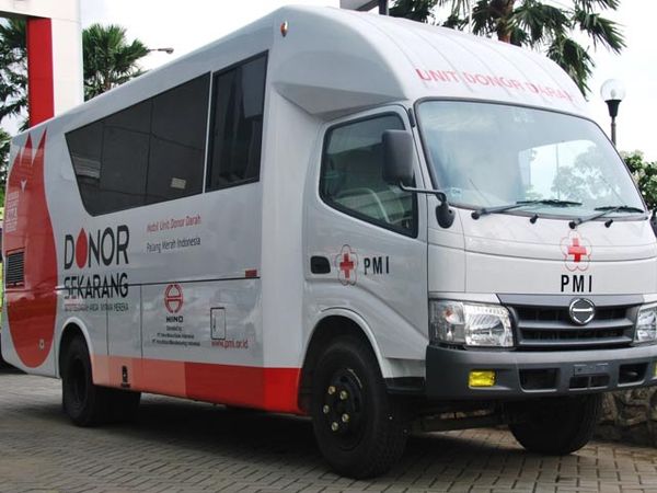Hino Donasikan Mobil Donor Darah