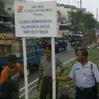 Pelaksana Proyek Fly Over Bandel, PT KA Pasang Papan Larangan