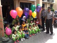 Puluhan Anak-anak Geruduk Mapolsek Asemrowo