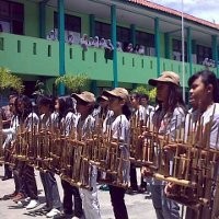 Isak Tangis Warnai Kepergian Tim Angklung SMP 28 ke Malaysia
