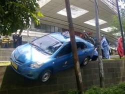 Taksi Terperosok di Parkir Pejaten Village Akibat Rem Blong