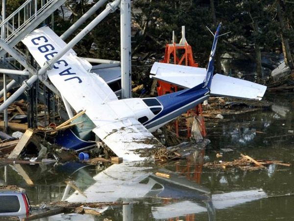 Pesawat Tersapu Tsunami