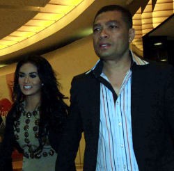 Calon Suami KD Pakai Tuxedo Slim Fit di Pesta Pernikahan