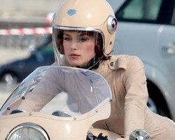 Keira Knightley Jadi Chanel Superwoman