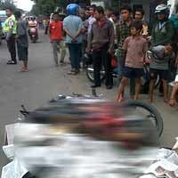 Ban Motor Masuk ke Lubang Jalan, Pelajar SMK Tewas Terlindas Truk