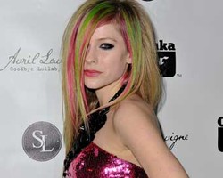 Avril Lavigne Setia Pada Busana Rock N Roll