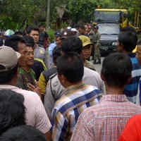 Truk Pipa Blok Cepu akan Diambil, Polisi Dihadang Warga