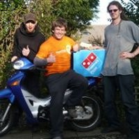 Kirim Pizza Naik Motor Bebek Sejauh 12.000 KM untuk Amal