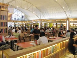 Asyiknya Makan di Dalam Perpustakaan!
