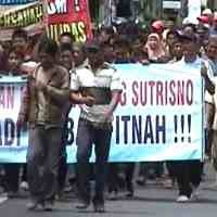 Tuntut Pembebasan Kades, 500 Warga Kepung Pengadilan