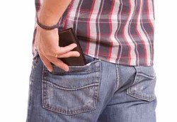 Kebiasaan Taruh Dompet di Saku Celana Bisa Berbahaya