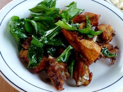 Menunggu Ayam Ditangkap, Bumbunya Disiapkan