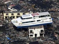 Terseret Tsunami, Feri Parkir di Atas Gedung