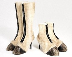 Dijual! Sepatu Mirip Kaki Kuda Rp 18 Juta