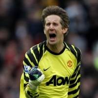 Van der Sar Mau Berhenti Selagi Masih di Puncak