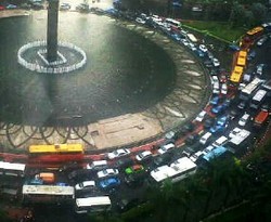 Manggarai Arah Pejompongan Macet, Pemotor Terobos Trotoar 