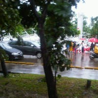 Papan Reklame di Jalan Panjang Timpa Mobil BMW