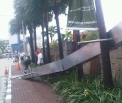 Tak Ada Korban Luka, Tiang Reklame Roboh di Senayan City Dibersihkan