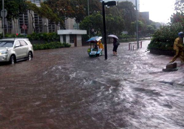 Jalan Sudirman Didera Genangan  