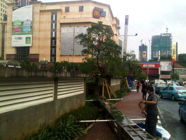 Tiang Reklame di Senayan City Roboh 