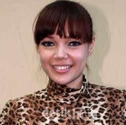 Dewi Sandra Akui Pernah Merokok Saat Remaja