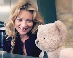 Kate Moss Akting Mabuk & Merayu Boneka