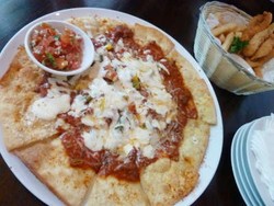 Kongkow Plus Ngemil Asyik di Kandang Burung