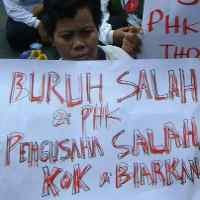 Puluhan Buruh Demo Balai Kota Malang