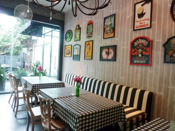 Nongkrong & Nyemil Asyik di Birdcage Parc