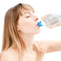 Jangan Minum Air Putih Sekaligus, Lebih Aman Selang-seling