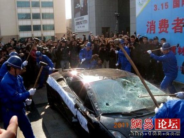 Palu Godam Hancurkan Lamborghini