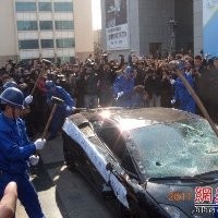 Wah, Pengusaha Hancurkan Lamborghini Gallardo dengan Palu