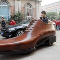 Mobil Listrik Berbentuk Sepatu Pria