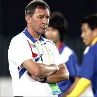 Bryan Robson Didera Kanker Tenggorokan