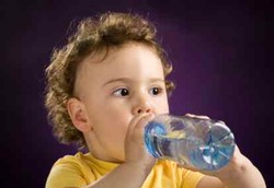 Habis Minum Susu, Anak Sebaiknya Minum Air Putih 