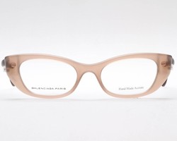 Tampil Klasik dengan Kacamata Cat-Eye Balenciaga 