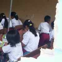 Sekolah Nyaris Roboh, Puluhan Siswa SD Belajar di Dapur dan Kamar