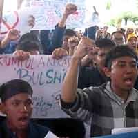 Demo Penolakan Kenaikan SP3 Diwarnai Aksi Dorong