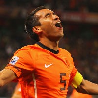 Khawatir dengan Bom, Van Bronckhorst Batal ke Indonesia