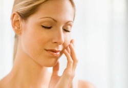 Kebiasaan Pegang-pegang Muka Bikin Wajah Jelek