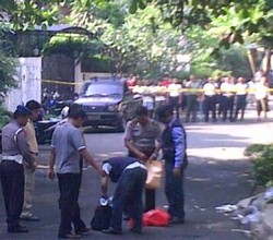 Diledakkan Gegana, Paket di Pondok Indah Berisi CD & Buku