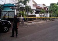 Gegana Periksa Paket Buku di Belakang Kejagung