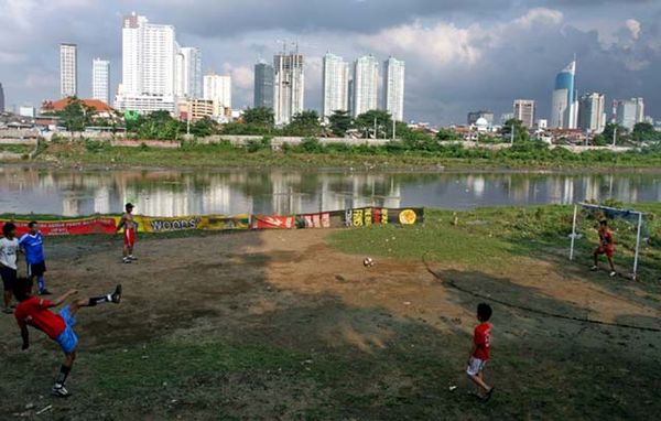 Bibir Sungai pun Dijadikan Lapangan Bola