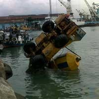 Truk Molen yang Nyemplung Laut Dievakuasi