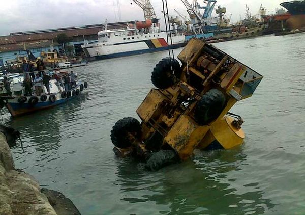 Rem Blong, Truk Molen Nyemplung Laut