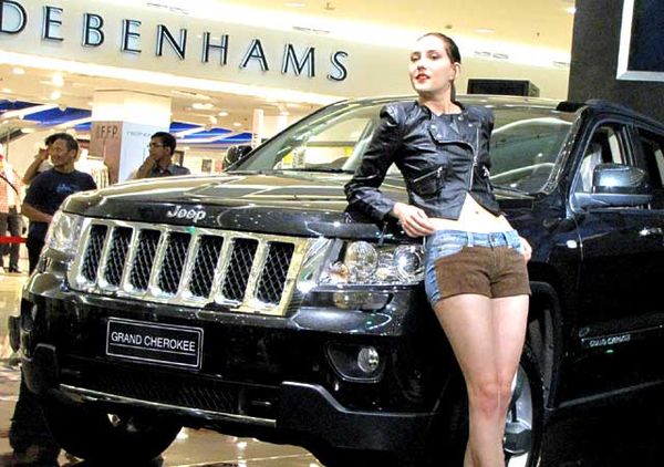 2 Jeep Grand Cherokee Meluncur 2 Jeep Grand Cherokee Meluncur