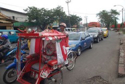 Lagi, Mbah Kirman Kayuh Becak Demi Temui Megawati