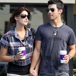 Putus dari Ashley Greene, Joe Jonas Bantah Dirinya Gay