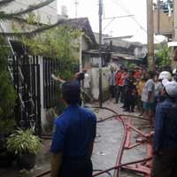Diduga Korsleting, Rumah Berlantai 3 di Plemahan Terbakar