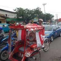 Lagi, Mbah Kirman Kayuh Becak Demi Temui Megawati 